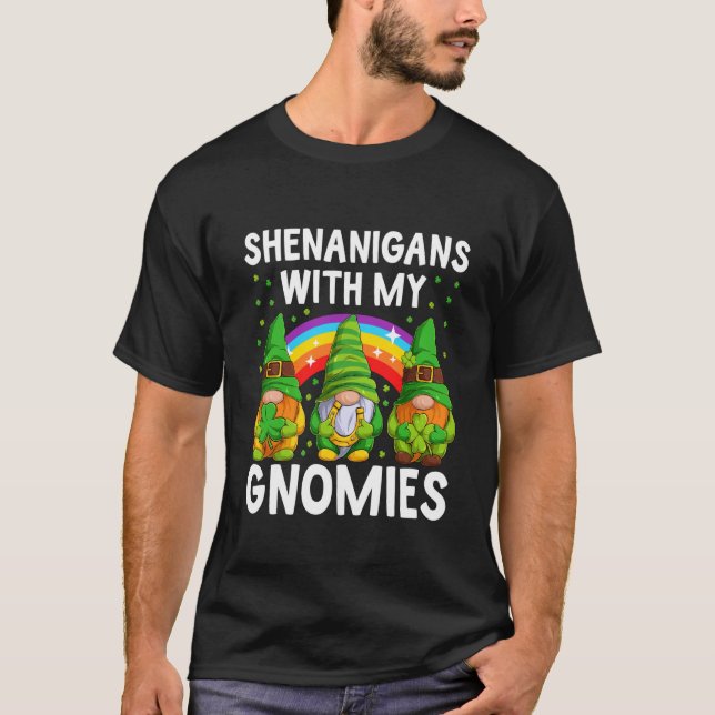 Shenanigans With My Gnomies St Patrick's Day Gnome T-Shirt (Vorderseite)