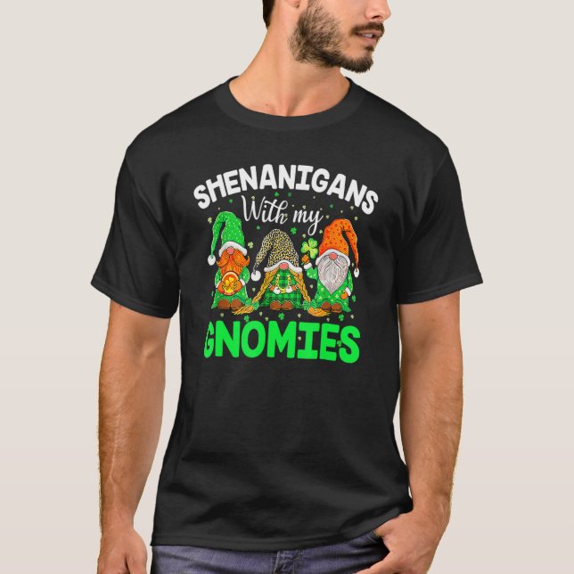 Shenanigans With My Gnomies St Patrick's Day Gnome T-Shirt (Vorderseite)