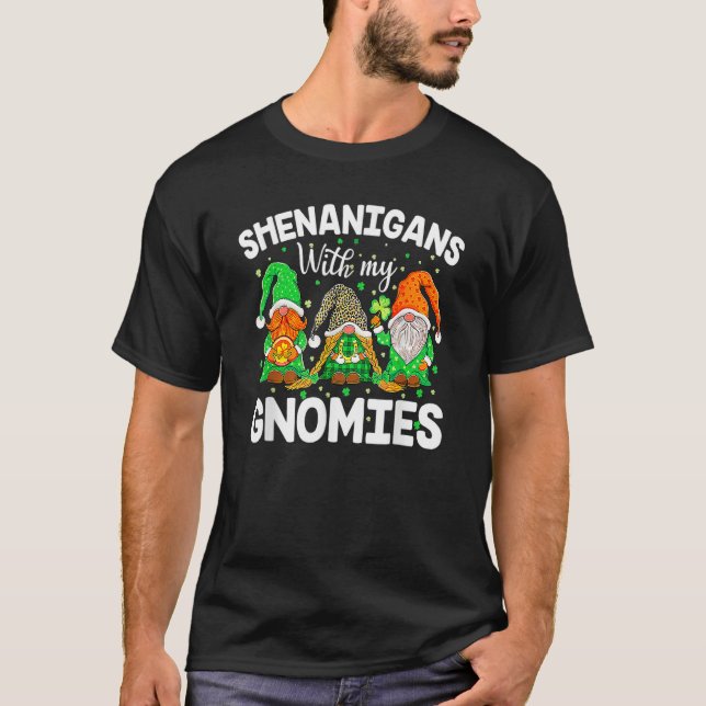 Shenanigans With My Gnomies St Patrick's Day Gnome T-Shirt (Vorderseite)