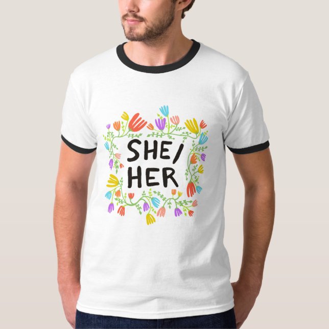 SHER/HER Pronouns Rainbow Blume Farbiger T - Shirt (Vorderseite)