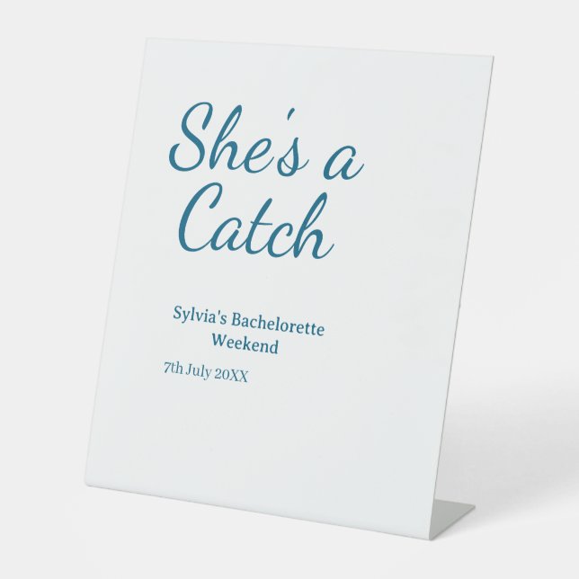 She's a catch bachelorette weekend name blue date  sockelschild (Vorderseite)