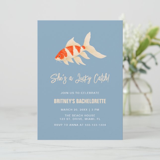 She's A Lucky Catch Koi Fish Blue Bachelorette Einladung (Stehend Vorderseite)