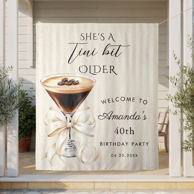 She's a Tini Bit Older Espresso Martini Backdrop Wandteppich (She's a tini bit older Espresso martini birthday backdrop)