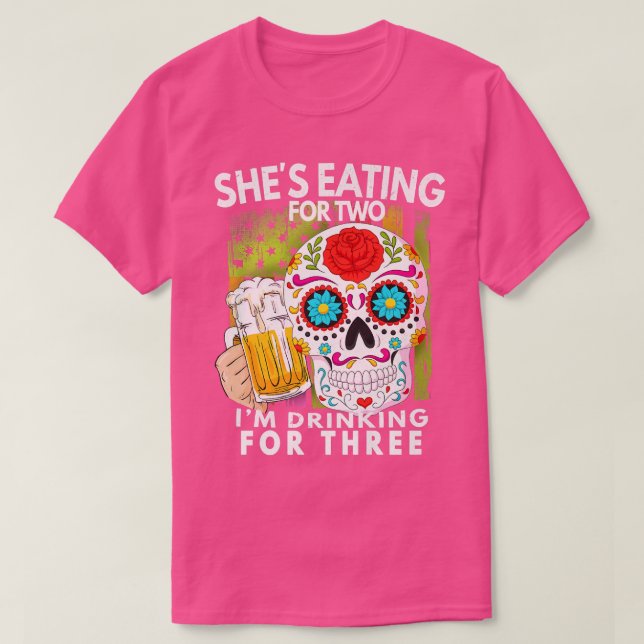 Shes Eating For 2 Im Drinking For 3 Pregnancy Anno T-Shirt (Design vorne)