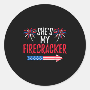 Shes mein Firecracker 4. Juli USA Patriotic Coup Runder Aufkleber