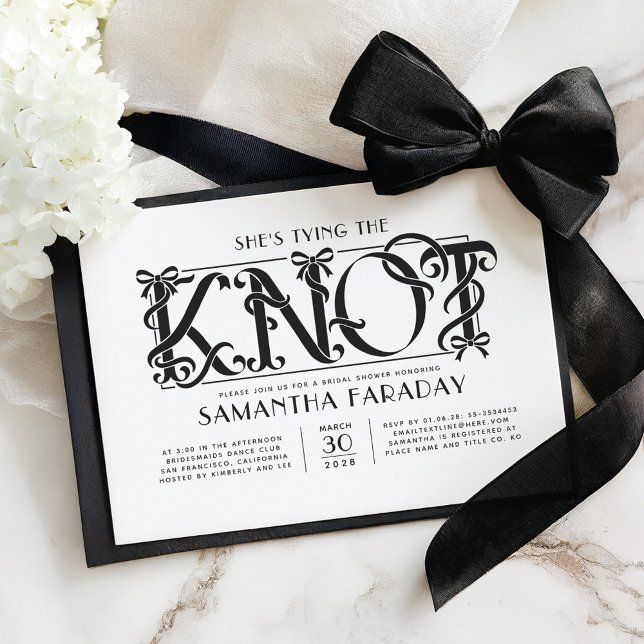 She's Tying The Knot Black Bow Bridal Shower Einladung (Black Bow Bridal Shower Invitation)