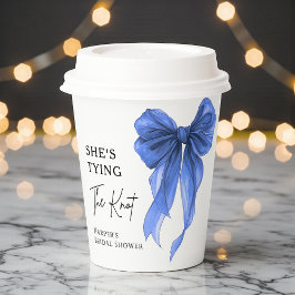 She's Tying The Knot Blue Bow Bridal Shower Pappbecher