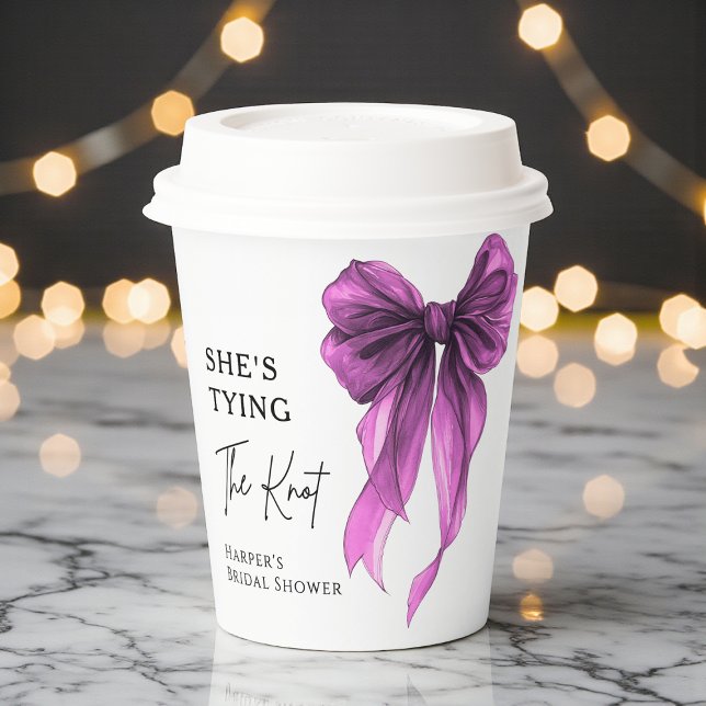 She's Tying The Knot Purple Bow Bridal Shower Pappbecher (Von Creator hochgeladen)
