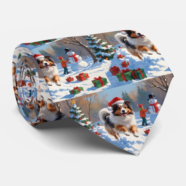 Shetland Sheepdog läuft Schnee mit Weihnachtshut Krawatte (Gerollt)