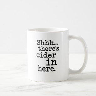 Shh gibt es Apfelwein herein hier Kaffeetasse