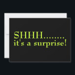 Shh Überraschung 60. Geburtstagsparty Einladung<br><div class="desc">Black and Lime Green Shh ist eine Überraschung 60 Geburtstagsparty Einladung ist kühn, modern und modern. Eine Seite ist schwarz mit Kalkgrün und sagt: "Schhh... es ist eine Überraschung." Die Rückseite hat alle Party-Informationen und ist in schwarzem Schriftzeichen auf einem limiengrünen Hintergrund fertig gestellt. Das ist eine perfekte Einladung zum...</div>