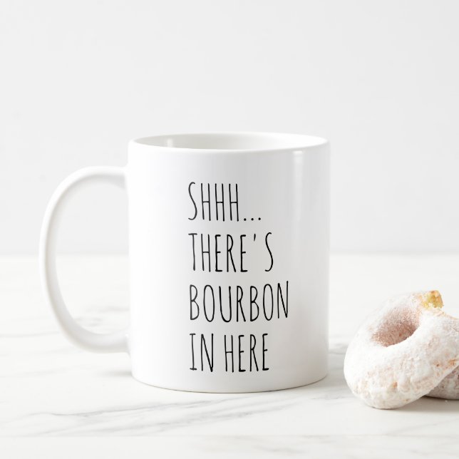 Shhh… Es gibt Bourbon herein hier Kaffeetasse (Mit Donut)
