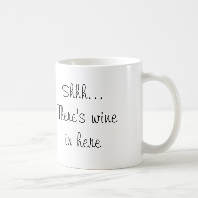 Shhh… Es gibt Wein herein hier Kaffeetasse (Rechts)