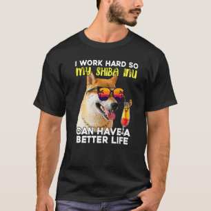 Shiba in I arbeite hart, damit mein Hund besser we T-Shirt