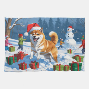 Shiba Inu läuft im Schnee mit Weihnachtsmütze Geschirrtuch