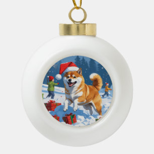 Shiba Inu läuft im Schnee mit Weihnachtsmütze Keramik Kugel-Ornament