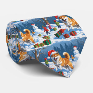 Shiba Inu läuft im Schnee mit Weihnachtsmütze Krawatte