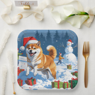 Shiba Inu läuft im Schnee mit Weihnachtsmütze Pappteller