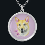 Shiba Inu mit Kirschblüte-Aquarell-Malerei Versilberte Kette<br><div class="desc">Dieses ist eine Watercolormalerei eines shiba inu Mischungshundes mit zwei Blumen Kirschblütes (Kirschblüte) auf der Seite.</div>