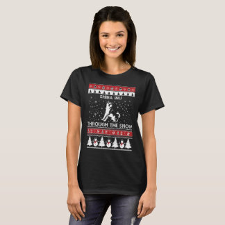Shiba Inu par le T-shirt de neige