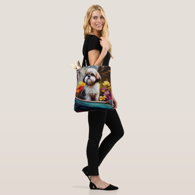 Shih Tzu auf einem Paddel: Ein Landschaftliches Ab Tasche (Am Model)