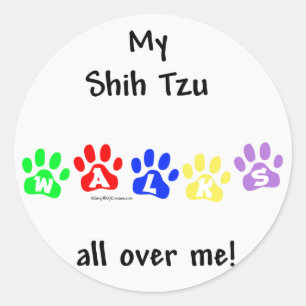 Shih Tzu geht durch Sie Runder Aufkleber