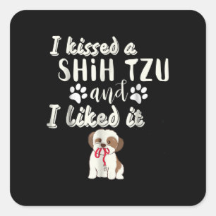 Shih Tzu Ich küsste einen schicken Tzu und ich m Quadratischer Aufkleber