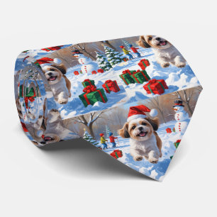 Shih Tzu läuft im Schnee mit Weihnachtsmütze Krawatte