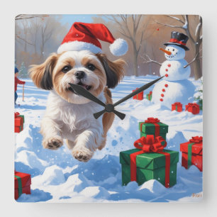 Shih Tzu läuft im Schnee mit Weihnachtsmütze Quadratische Wanduhr