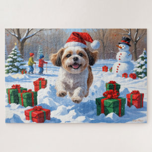 Shih Tzu läuft in Snow mit Weihnachtshut