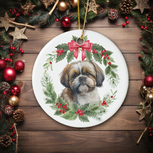 Shih Tzu Red Bow Holly Wreath Keramik Ornament (Von Creator hochgeladen)