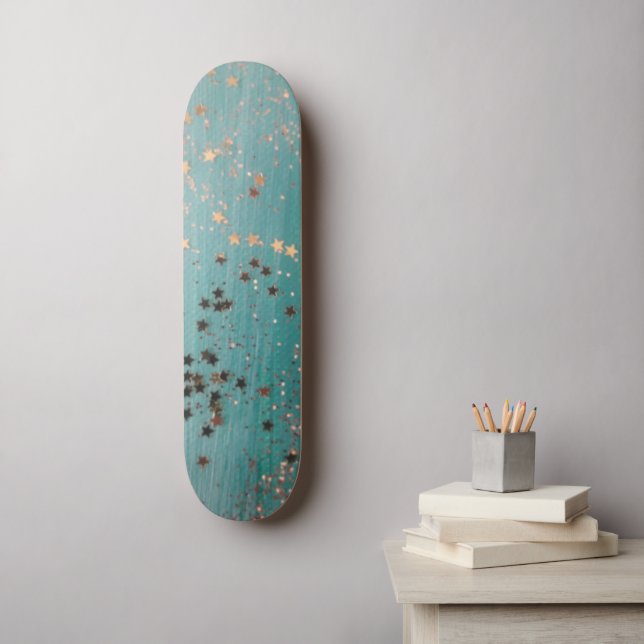 Shimmery Gold Stars auf Aquamarin Skateboard (Wandkunst)