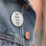 Shine blickt wie ein Diamant Button<br><div class="desc">Dieser Knopf zeigt eine grafische Diamantdarstellung in knusprig schwarz und weiß. Koordiniert mit unseren grafischen Diamant- und Shine-Bright-Kollektionen von Geschenken, Accessoires, Party und Bekleidung.</div>