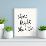 Shine blickt wie ein Diamanttypografie-Zitat Poster<br><div class="desc">Fügen Sie Ihrem Schreibtisch,  Büro oder Galerie eine stilvolle Motivation hinzu mit unserem typografischen Zitat-Poster mit "glänzend wie ein" in fett schwarz handgeschriebenen Monoline-Skript mit einer handgezeichneten Diamant-Kontur-Illustration.</div>