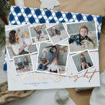 Shine Bright 7 Sofortfoto Collage Hanukkah Folien Feiertagskarte<br><div class="desc">Dieses stilvolle und einzigartige Design der Ferienkarte bietet 7 Sofortschriftkollagen und gepresste Folien, die in den Worten "Shine Bright" in der Schriftzeichen-Kalligraphie geschrieben sind. Der Familienname befindet sich ganz unten. Die Rückseite der Karte ist mit einem modernen und abstrakten geometrischen "Stern des Davids"-Muster in der gleichen marineblauen Farbe gefüllt. Entworfen...</div>