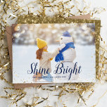 Shine Bright | Glitz Imitats Glitzer Foto Overlay Feiertagskarte<br><div class="desc">Günstige, individuell bedruckte Urlaubskarten mit einfachen Vorlagen für die Anpassung. Dieses schicke, moderne Design hat ein Imitat Glitzer Konfetti-Rand und stilvolle Kalligraphie-Text. In der Formulierung steht "Shine Bright - Happy Hanukkah". Personalisieren Sie es mit Ihren Fotos und fügen Sie Ihren Familiennamen und das Jahr hinzu. Die Rückseite hat ein Imitat...</div>