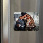 Shine Bright | Glitz Imitats Glitzer Foto Overlay Magnet<br><div class="desc">Maßgeschneiderte Foto Magnete mit einer einfachen Vorlage zur Anpassung. Dieses schicke, moderne Design hat ein Imitat Glitzer Konfetti-Rand und stilvolle Kalligraphie-Text. In der Formulierung steht "Shine Bright". Personalisieren Sie es mit Ihren Fotos und fügen Sie Ihren Familiennamen und das Jahr hinzu. Verwenden Sie die Designwerkzeuge, um den Text zu bearbeiten,...</div>