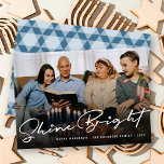 Shine Bright Handwriting Script Hanukkah Foto Feiertagskarte<br><div class="desc">Eine schlichte und moderne Urlaubskarte mit einem vollen Foto und einem "Shine Bright"-Gruß in einem trendigen, weißen Kalligraphie-Handschrift am Ende eines Foto-Overlays mit schwarzem Farbverlauf. Ein geometrischer Stern eines dunkelblauen Musters auf blauem Hintergrund füllt die Rückseite der Karte. Entworfen / Original-Kunstwerk von fat*fa*tin. Einfach mit eigener Textnachricht, Name, Jahr, Foto...</div>