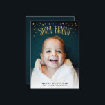 Shine Bright Hanukkah Foto Card Feiertagskarte<br><div class="desc">"Shine Bright" strahlt in einem Imitat Goldblatteffekt,  mit kleinen Golddreieck-Konfetti für einen lustigen,  hellen Akzent. Die Rückseite ist mit einem leicht strukturierten,  tiefblauen Hintergrund bedruckt.</div>