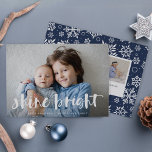 Shine Bright | Vollständige Hanukkah-Foto Feiertagskarte<br><div class="desc">Festive Hanukkah Fotokarte mit ihrem beliebten horizontalen oder landschaftsorientierten Foto in voller Blende, mit "glänzender Brille" überlagert in der weißen handgeschriebenen Pinseltypografie. Personalisieren Sie die Kartenvorderseite mit Ihren Namen und kurzen Urlaubsnachrichten, und fügen Sie drei zusätzliche Fotos auf der Rückseite in einer Collage Layout auf einem marineblauen gemusterten Hintergrund, zusammen...</div>