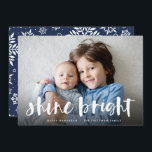Shine Bright | Vollständiges Foto Hanukkah Feiertagskarte<br><div class="desc">Festive Hanukkah Fotokarte mit ihrem beliebten horizontalen oder landschaftsorientierten Foto in voller Blende,  mit "glänzender Brille" überlagert in der weißen handgeschriebenen Pinseltypografie. Personalisieren Sie die Kartenvorderseite mit Ihren Namen und kurzen Urlaubsnachrichten.</div>