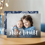 Shine Bright | Vollständiges Foto Hanukkah Feiertagskarte<br><div class="desc">Festive Hanukkah Fotokarte mit ihrem beliebten horizontalen oder landschaftsorientierten Foto in voller Blende,  mit "glänzender Brille" überlagert in der weißen handgeschriebenen Pinseltypografie. Personalisieren Sie die Kartenvorderseite mit Ihren Namen und kurzen Urlaubsnachrichten.</div>