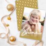 Shine Glow Handwriting Script Gold Ombre Foto Feiertagskarte<br><div class="desc">Mit Fett*fa*tin entworfen. Einfach mit eigenen Texten,  Fotos oder Bildern anpassen. Für individuelle Anfragen wenden Sie sich bitte direkt an fat*fa*tin. Es gelten benutzerdefinierte Gebühren. www.zazzle.com/fat_fa_tin www.zazzle.com/color_therapy www.zazzle.com/fatfatin_blue_knot www.zazzle.com/fatfatin_red_knot www.zazzle.com/fatfatin_mini_me www.zazzle.com/fatfatin_box www.zazzle.com/fatfatin_design www.zazzle.com/fatfatin_ink</div>