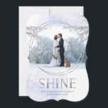 Shine | Silver and Light Blue Hanukkah Foto Feiertagskarte<br><div class="desc">Diese festliche und trendige Urlaubskarte enthält das Wort "Shine" in den Imitaten Silber,  moderne Typografie,  mit zwei passenden geometrischen Kreisen und Splash. Die abstrakte Aquarellfarbe in dezenten Blau schmückt den Hintergrund und Sie können Ihr persönliches Foto zu dieser wunderschönen Hanukkah-Karte hinzufügen.</div>