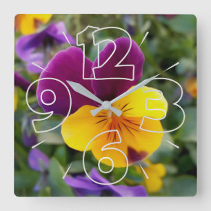 Shining pansies quadratische wanduhr