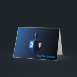 Shiny Blue Dreidel Feiertagskarte<br><div class="desc">Ein modernistisches,  metallisches,  blaues Dreieck vor einem dunklen,  nächtlichen Hintergrund. Zwei der hebräischen Briefe,  die auf einem dreifachen gefunden wurden,  nun Nonne und glänzen,  leuchten hell. Fügen Sie Ihren eigenen Text hinzu.</div>