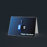 Shiny Blue Dreidel Feiertagskarte<br><div class="desc">Ein modernistisches,  metallisches,  blaues Dreieck vor einem dunklen,  nächtlichen Hintergrund. Zwei der hebräischen Briefe,  die auf einem dreifachen gefunden wurden,  nun Nonne und glänzen,  leuchten hell. Text liest "Happy Hanukkah" auch in leuchtend blau und weiß.</div>