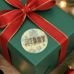 Shiny Filigree Snowflakes Gold Frohe Weihnachten Runder Aufkleber<br><div class="desc">Personalisiertes Weihnachtsstickerdesign mit stilisierten,  filigranen Schneeflocken und dem Schriftsatz MERRY in Imitaten Goldbriefe. Der Text CHRISTMAS ist vollständig anpassbar.</div>