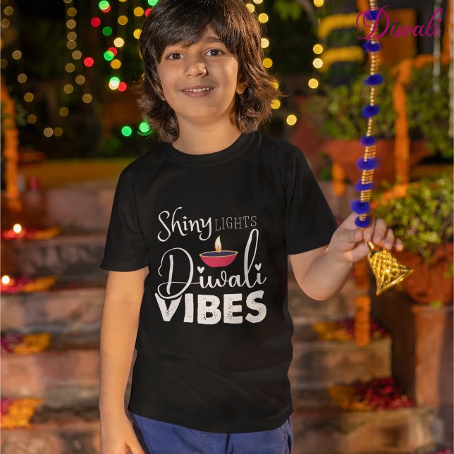 Shiny lights Diwali vibes T-Shirt (Von Creator hochgeladen)