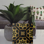 Shiny Luxurious Gold und Black marokkanischen Mosa Fliese<br><div class="desc">Elegantes Keramik Fliesen-Design mit einem nahtlosen Muster aus geometrischen Formen in Imitaten goldfarben auf einem schwarzen Hintergrund.</div>